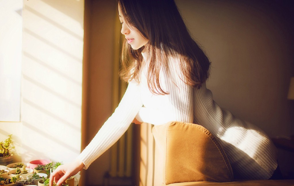 “那你待如何？”人群中，突然响起一声闷哼，众人回头看去，却见张任披盔带甲，手持长枪，在几名士卒警惕的看管下，缓步上前，一股浓浓的压迫感散发出来，让周围一群世家不由自主的退开几步。